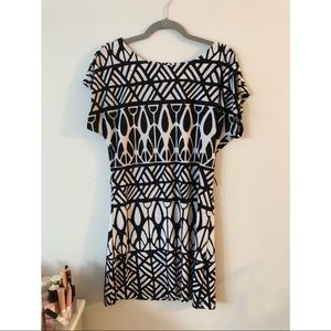 Women’s Black and White Print Flowy Dress Size Petite Small